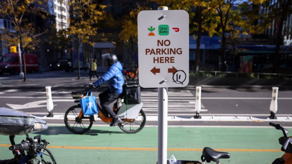 Fewer Americans are opening Uber Eats as DoorDash pulls ahead